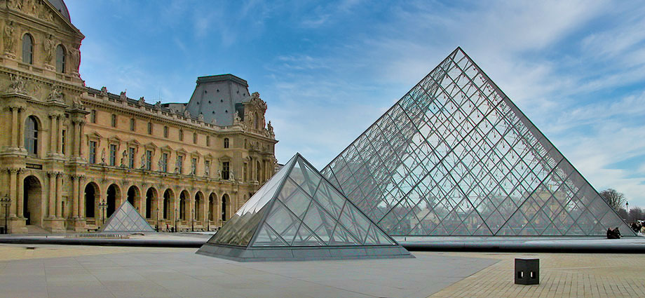 Pyramide am Louvre - Eingang