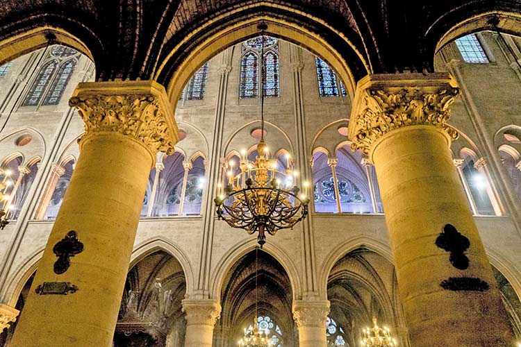 Notre-Dame - Arkaden mit Säulen und korinthischen Kapitellen