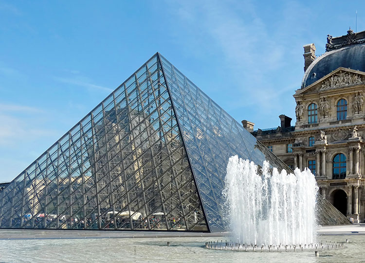 Pyramide am Louvre