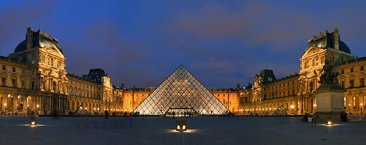 Pyramide am Louvre - Abend 