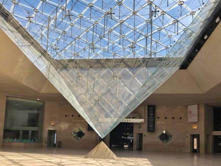 Pyramide am Louvre - Umgekehrte Pyramide
